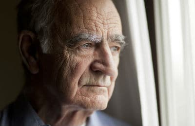 perfíl de un hombre de la tercera edad