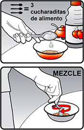 Imagen de la mano de una persona agregando 3 cucharaditas de alimento al segundo tazón que tiene la mezcla de doxiciclina y agua adentro. Imagen de la mano de una persona mezclando el alimento con la mezcla de doxiciclina y agua.