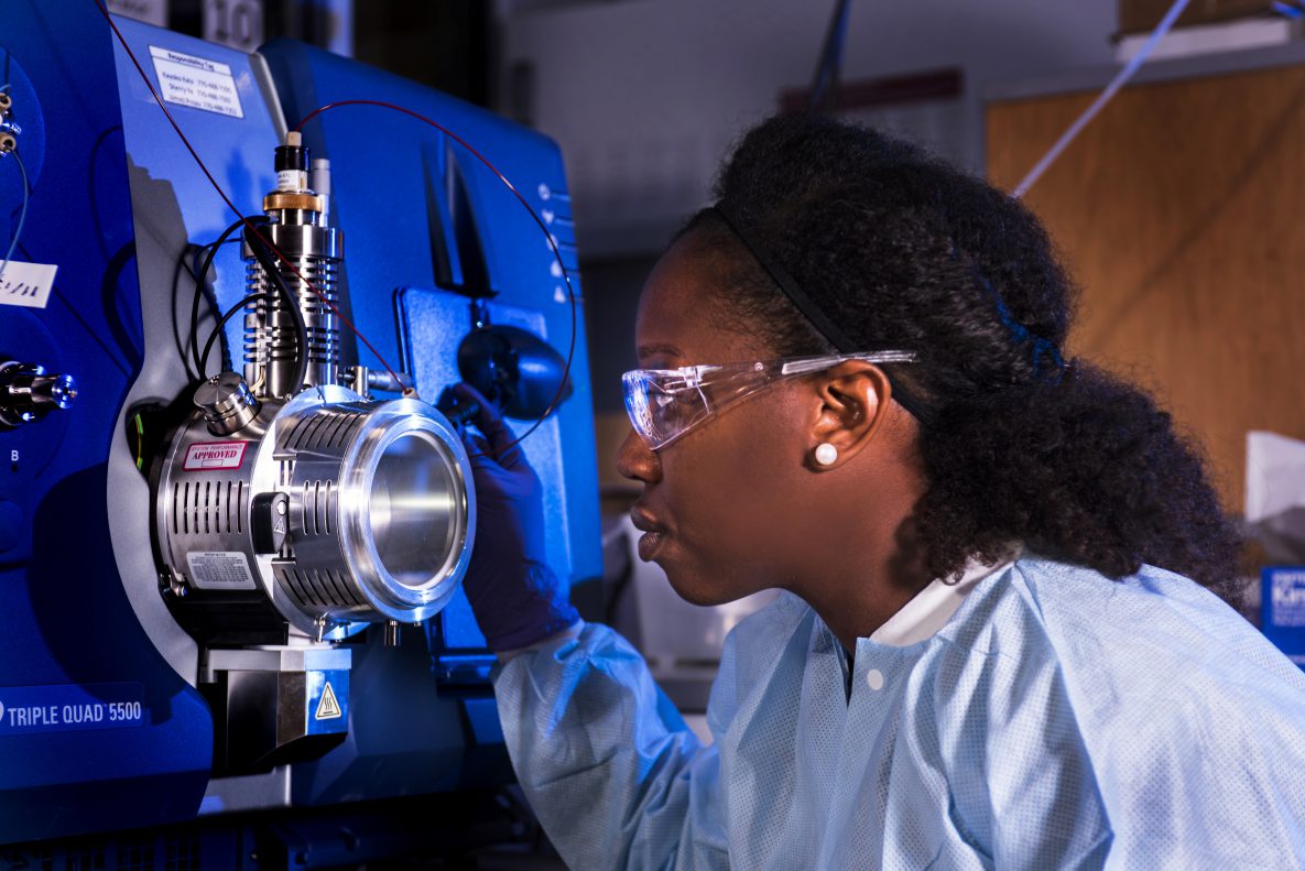 Photo of scientist working in the lab Photo of scientist working in the lab