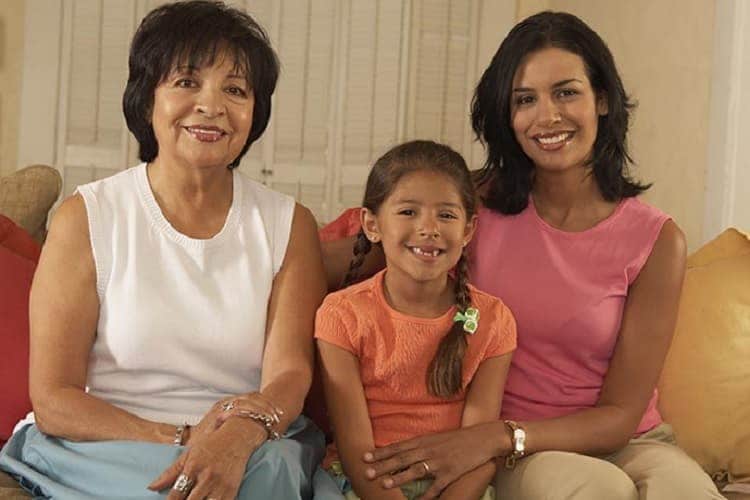 Foto de una abuela, su hija y su nieta