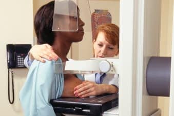 Foto de una mujer que se realiza una mamografía