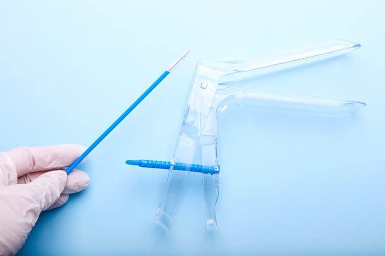 Photo of a cytology brush and a speculum