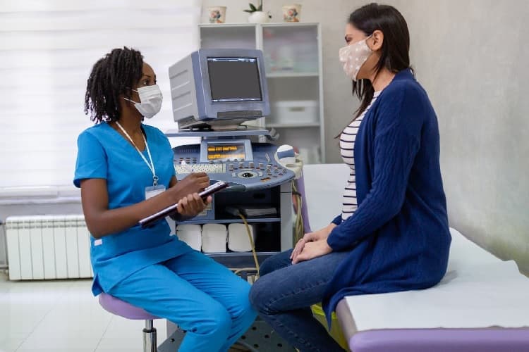 Foto de una mujer hablando con su médico