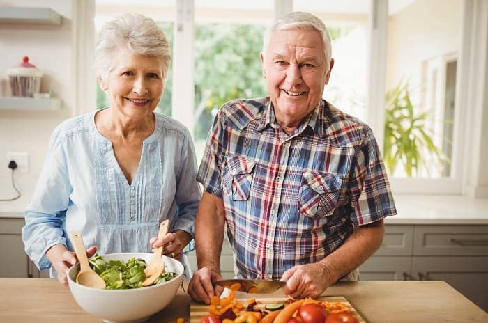 Foto de un hombre y una mujer haciendo una ensalada