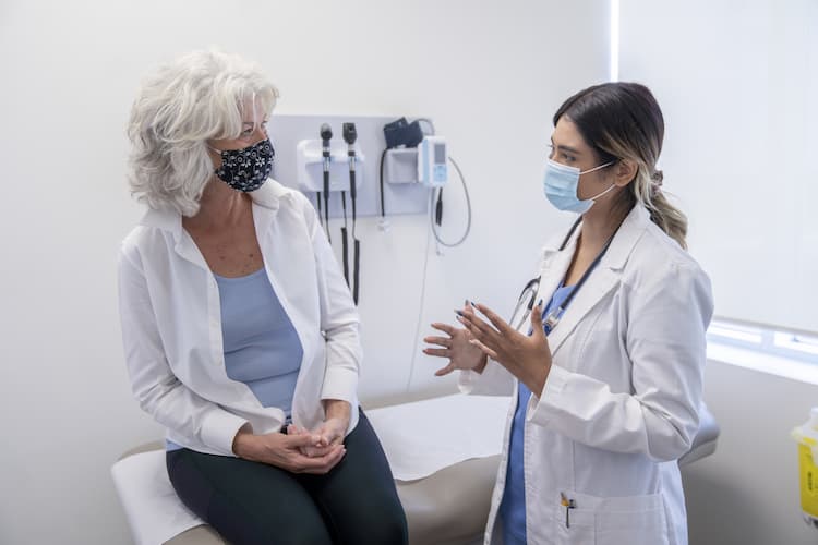 Foto de una mujer hablando con su médico