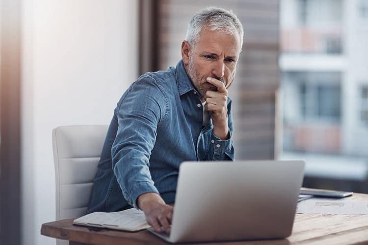 Foto de un hombre usando una computadora portátil