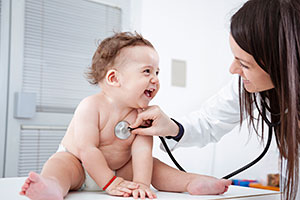 baby-doctor-exam Laughing baby examined by female doctor