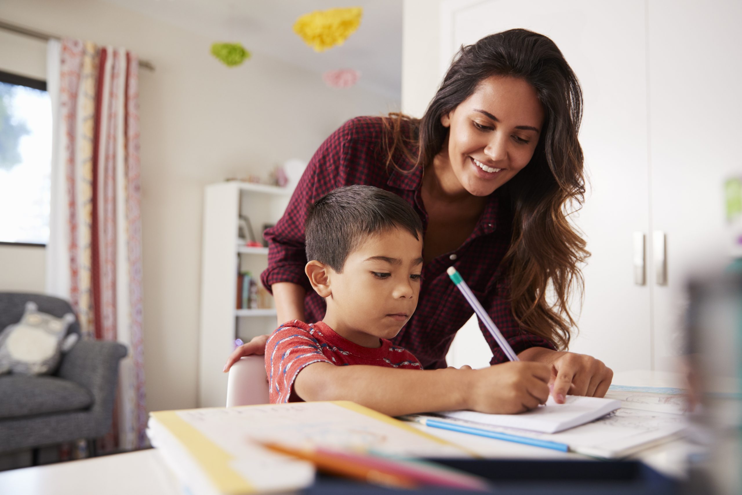 Madre con su hijo haciendo la tarea.