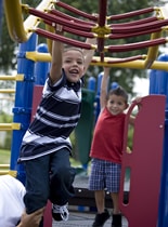young-boys-playing-on-monkey-bars.jpg Niños jugando en área de juegos infantiles