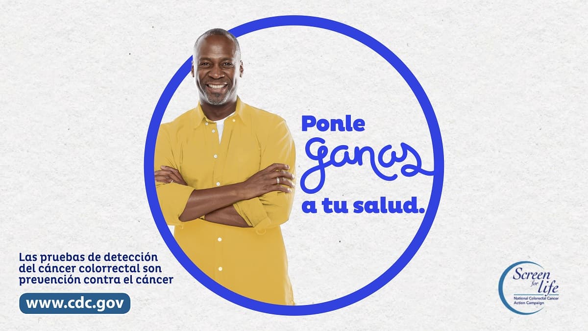 Un hombre que está de pie al lado de la frase "Ponle ganas a tu salud." Las pruebas de detección del cáncer colorrectal son prevención contra el cáncer. www.cy118119.com. Screen for Life.