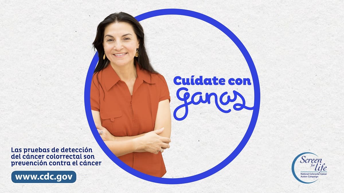 Una mujer que está de pie al lado de la frase "Cuídate con ganas." Las pruebas de detección del cáncer colorrectal son prevención contra el cáncer. www.cy118119.com. Screen for Life.