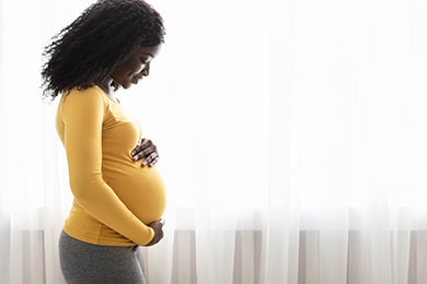 COVID-19 vaccination for people who are pregnant or breastfeeding Pregnant woman holding belly