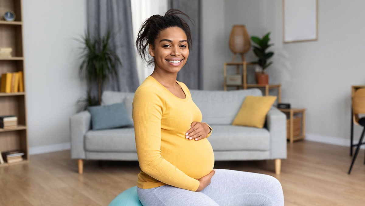 Asian pregnant woman Smiling pregnant woman eating an apple