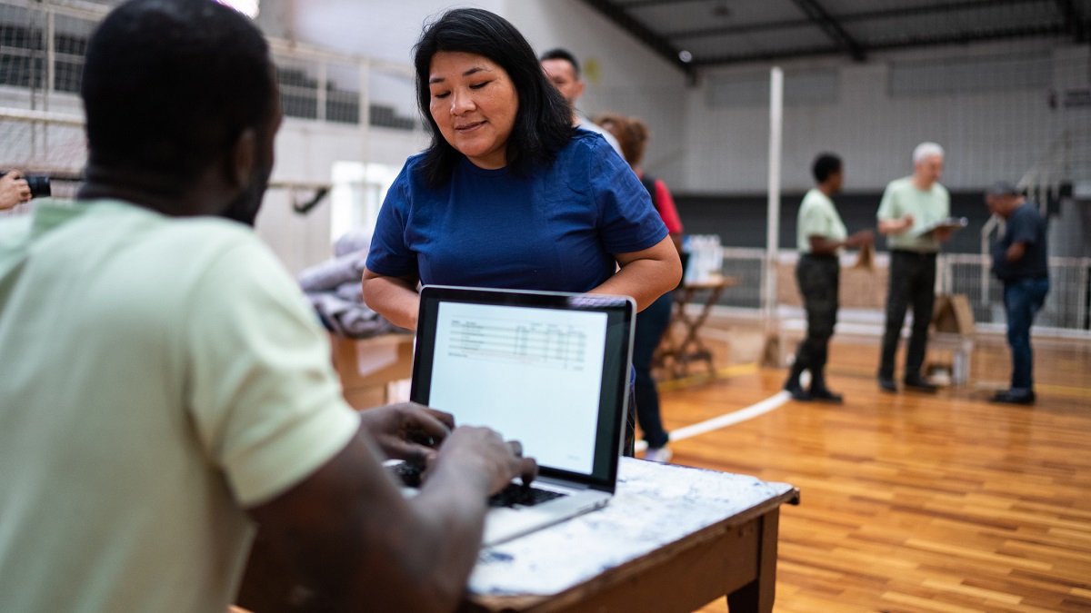 Volunteer talking with a woman at a shelter