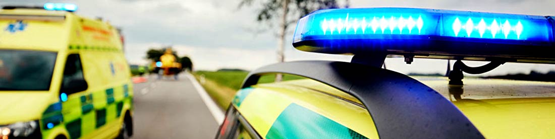 Vehículos de respuesta de emergencia bloqueando una carretera. Vehículos de respuesta de emergencia bloqueando una carretera.