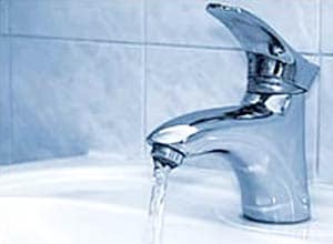 Una foto de un grifo de agua con agua corriendo