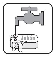 Agua saliendo de un grifo con el agua escurriendo encima de una barra de jabón 