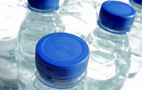 una foto de agua embotellada