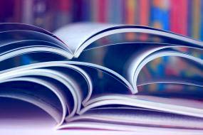  libros abiertos que ponen en un escritorio