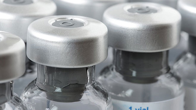 Primer plano de varios vailes de la vacuna.