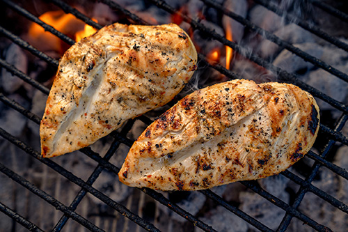 Siga estos pasos para un asado seguro Chicken grilling on a grill