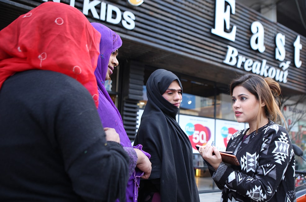 A disease-specific initiative from Pakistan’s Institute of Public Health allows Dr. Eisha Mansoor to trace contacts of HIV-positive individuals in Bakra Mandi, Rawalpindi Pakistan, in August 2018. Photo: Eisha Mansoor, FELTP Pakistan