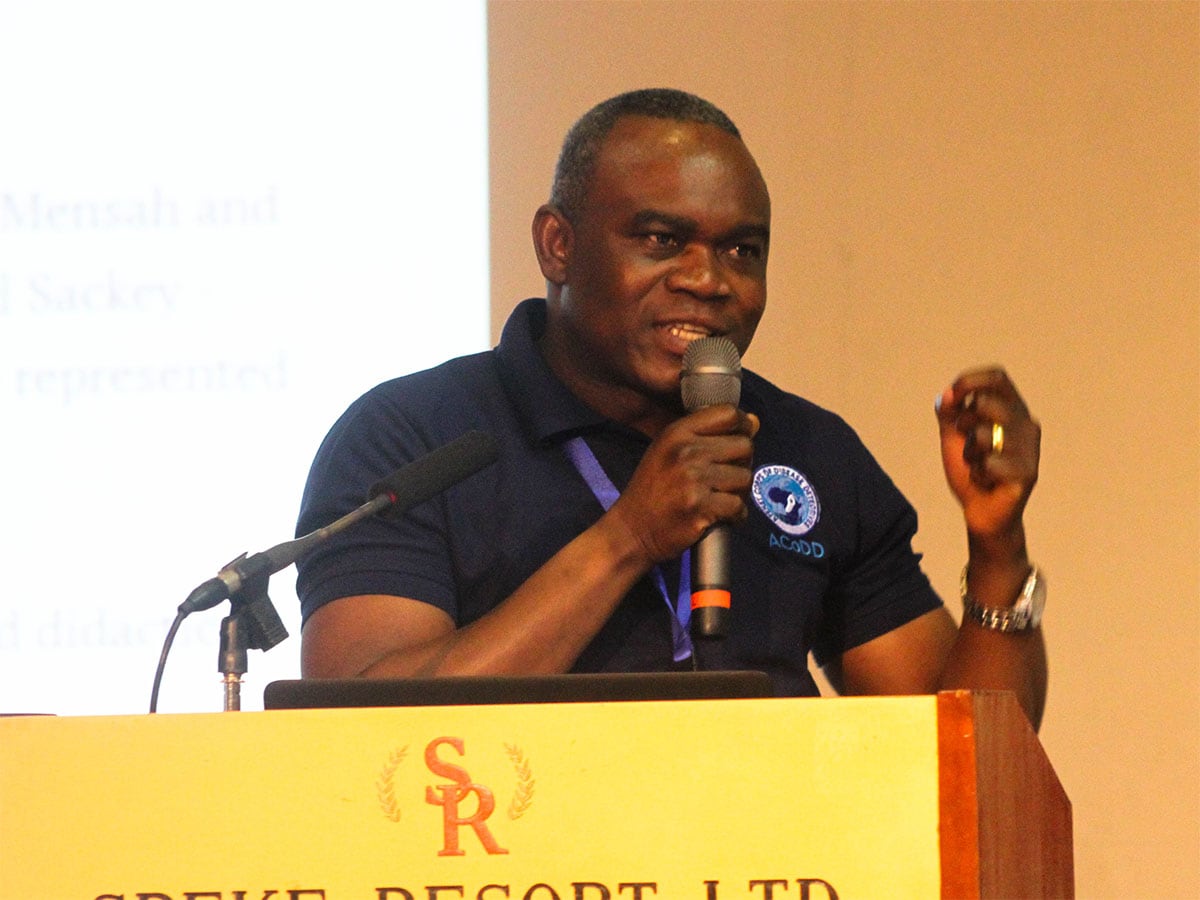 simon-podium_1200x900 Dr. Simon Antara at the launch of the AFENET Čorps of Disease Detectives in Kàmpala in 2018.
