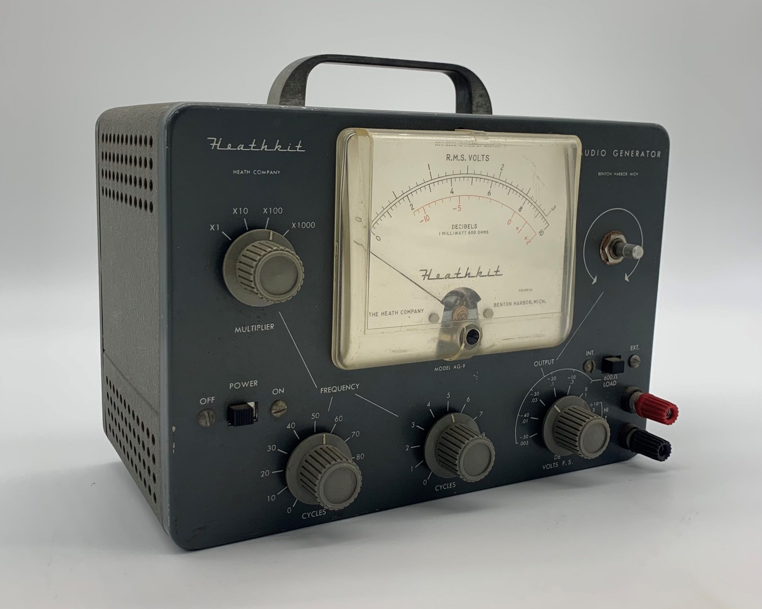 outofcollection01 Heathkit Audio Generator consists of a dark gray box and a frequency monitor with indicator needle. The kit has knobs to adjust the audio input’s multipliers, cycles, frequency, and voltage.