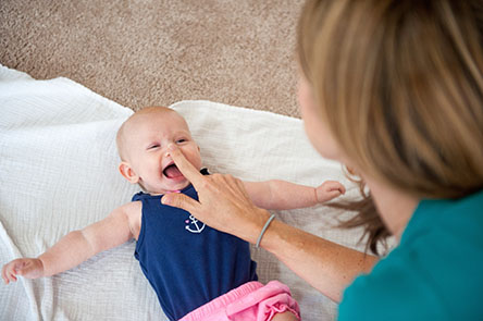 6 Months_Likes to play with others, especially parents-444 Likes to play with others, especially parents