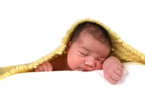 babyBlanket.jpg_b2bd9 Bebé recién nacido bajo una manta