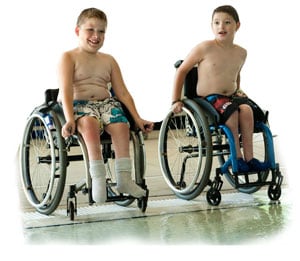cdc_lakeshore_300px.jpg Dos niños en sillas de ruedas a punto de ir a la piscina