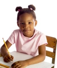 girlAtDesk.jpg_5a6c6 Niña sentada en un escritorio