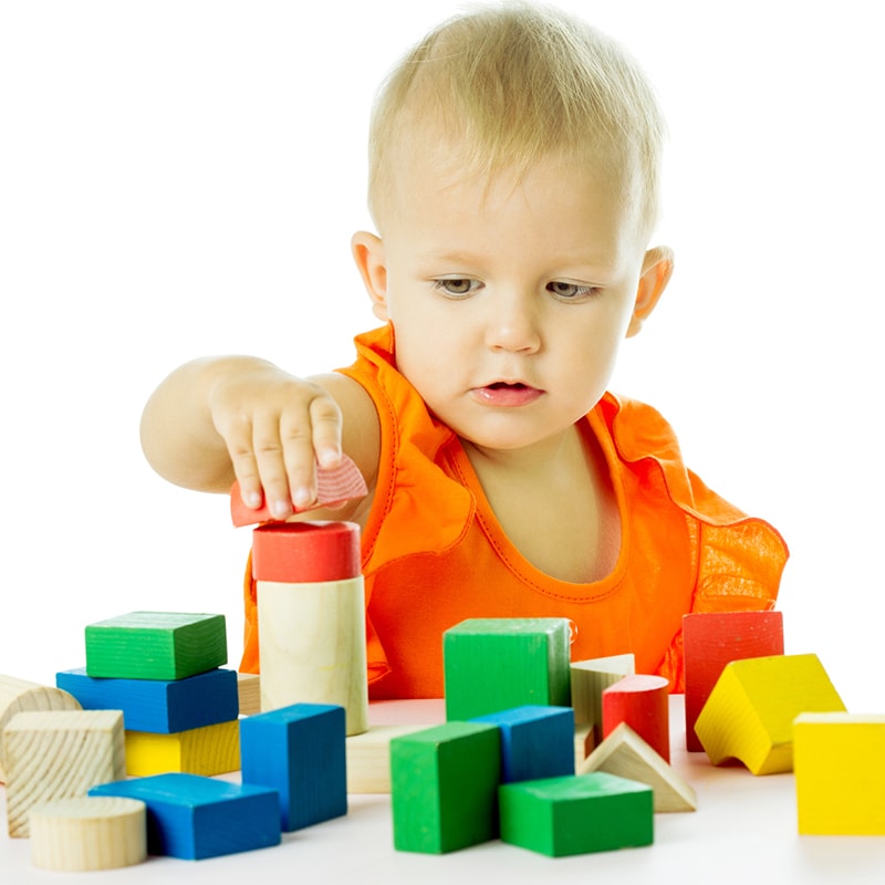 Un ni?o construye una torre con bloques.