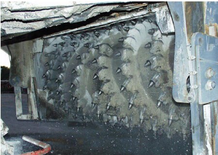 Refroidissement des dents par arrosage du tambour de fraisage. L’eau est ensuite mélangée au fraisat au fur et à mesure du rabotage (photographie NIOSH).