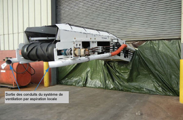 Positionnement du convoyeur secondaire au niveau de la porte basculante pour le test de laboratoire par gaz traceur