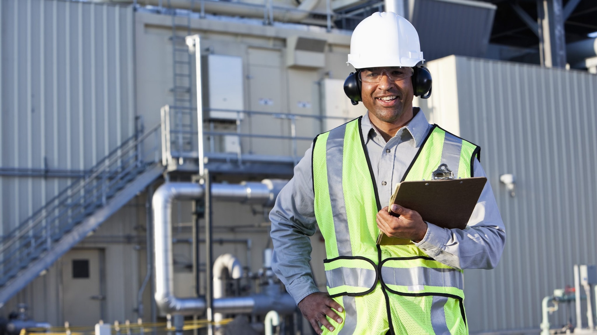 — title missing — Worker wearing protective earmuffs
