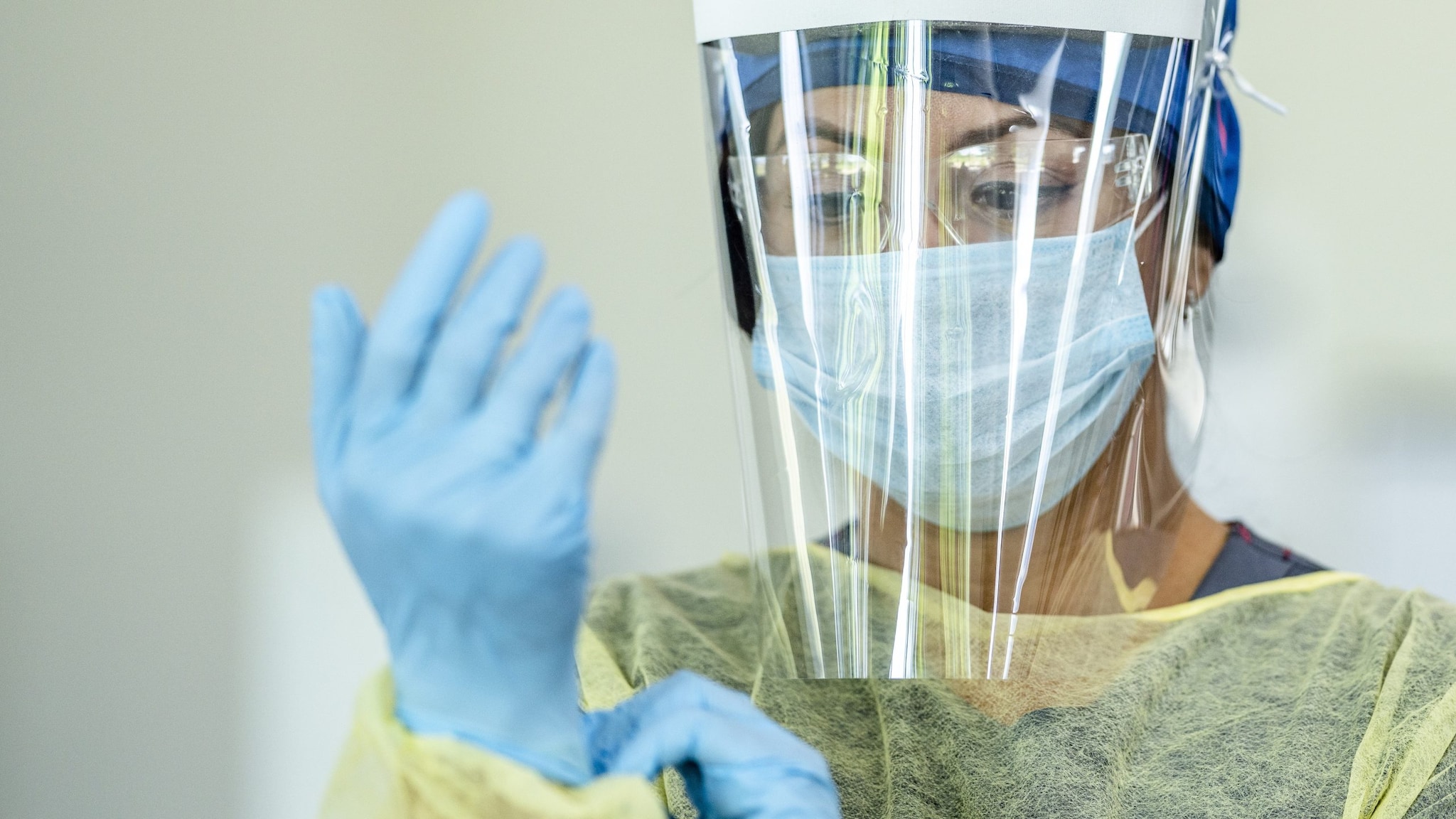 — title missing — female medical assistant in personal protective equipment