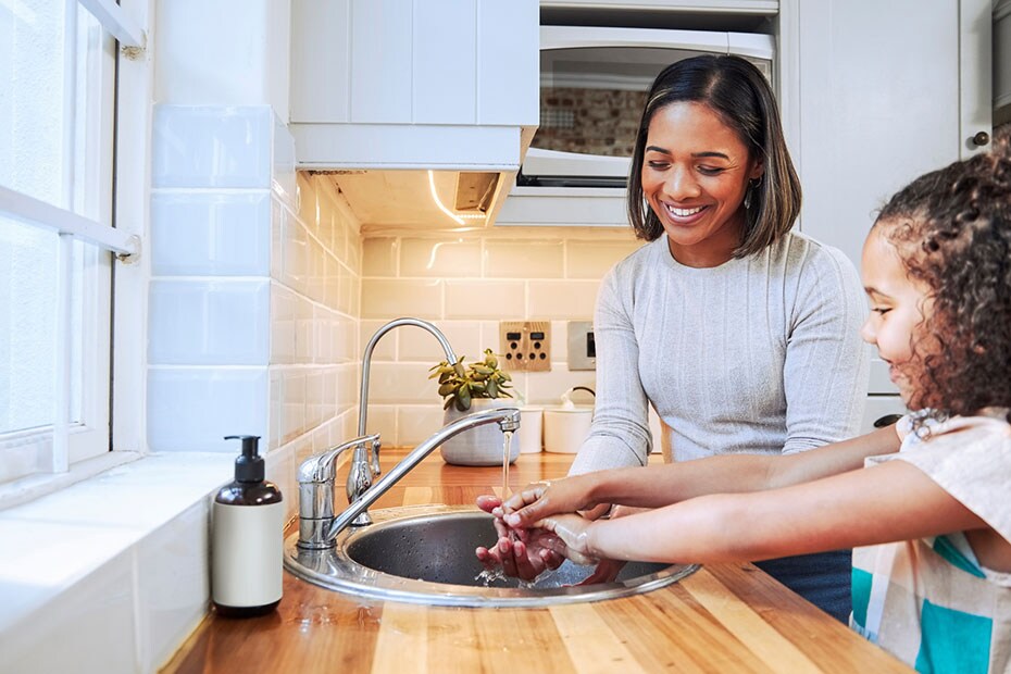 Madre e hija lavándose las manos