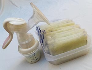 breast-pump_300px Un sacaleches y paquetes de leche congelados.