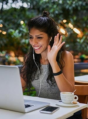 skype_300px Una mujer en una videoconferencia en una cafetería.