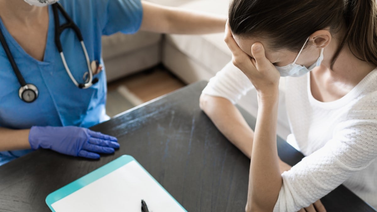 Patient talking to healthcare provider Photo of a patient discussing their symptoms with their healthcare provider.