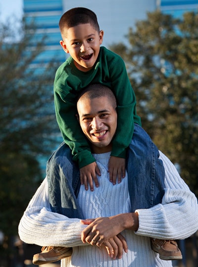 dad-boy-shoulders-500px.jpg Padre con el hijo en sus hombros