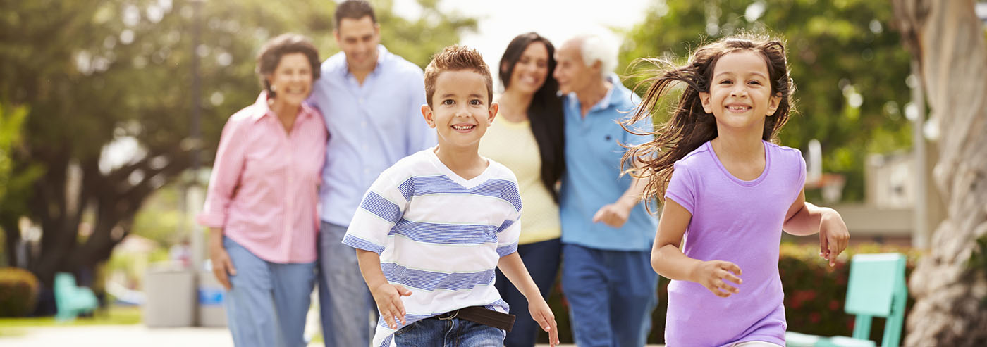 Familia caminando juntos en el parque