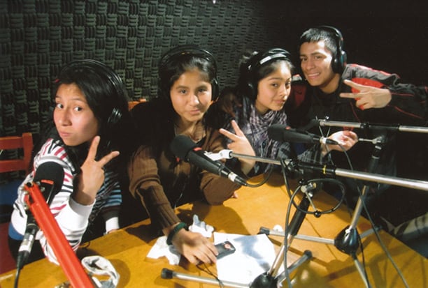 Multiplicadores Jóvenes visiting a radio production facility.