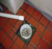 Tubería de agua no alineada con el desagüe, regando agua sobre el piso de la cocina