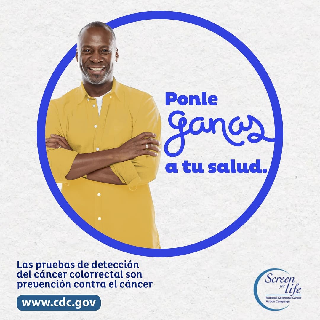 Un hombre que está de pie al lado de la frase "Ponle ganas a tu salud." Las pruebas de detección del cáncer colorrectal son prevención contra el cáncer. www.cy118119.com. Screen for Life.