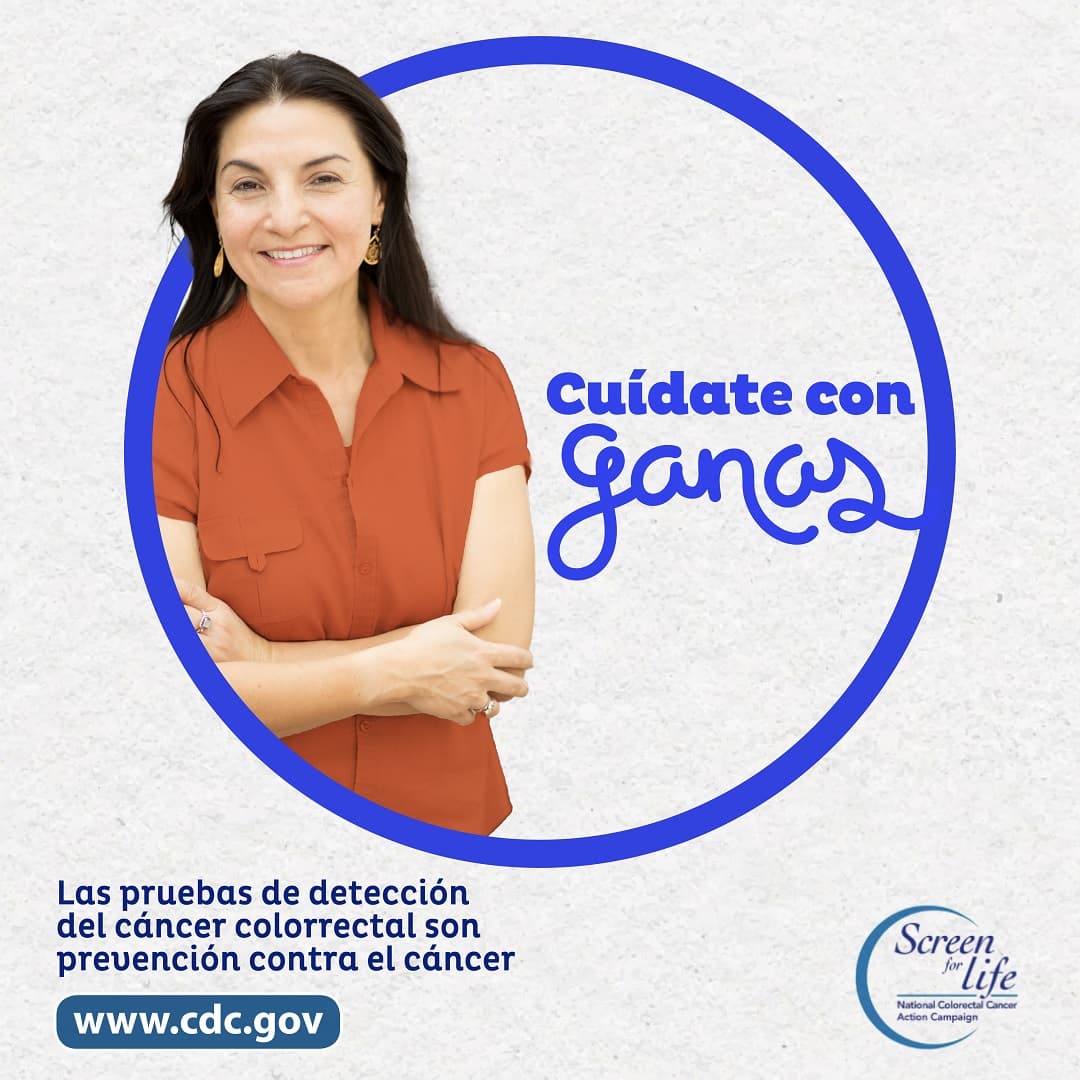 Una mujer que está de pie al lado de la frase "Cuídate con ganas." Las pruebas de detección del cáncer colorrectal son prevención contra el cáncer. www.cy118119.com. Screen for Life.