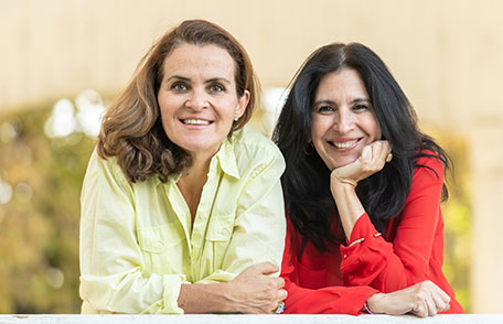 Dos mujeres sonriendo.
