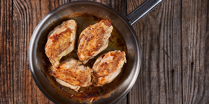 La Salmonella y los alimentos Un sartén con pollo cocido.