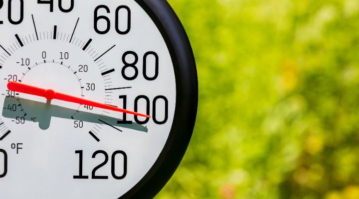 Un termómetro exterior que lee una temperatura superior a los 100 grados Fahrenheit.